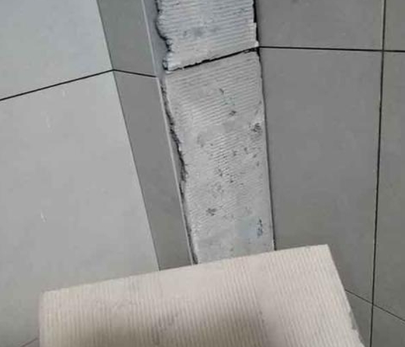 大连瓷砖空鼓维修公司分享下厨房瓷砖脱落的补救措施。